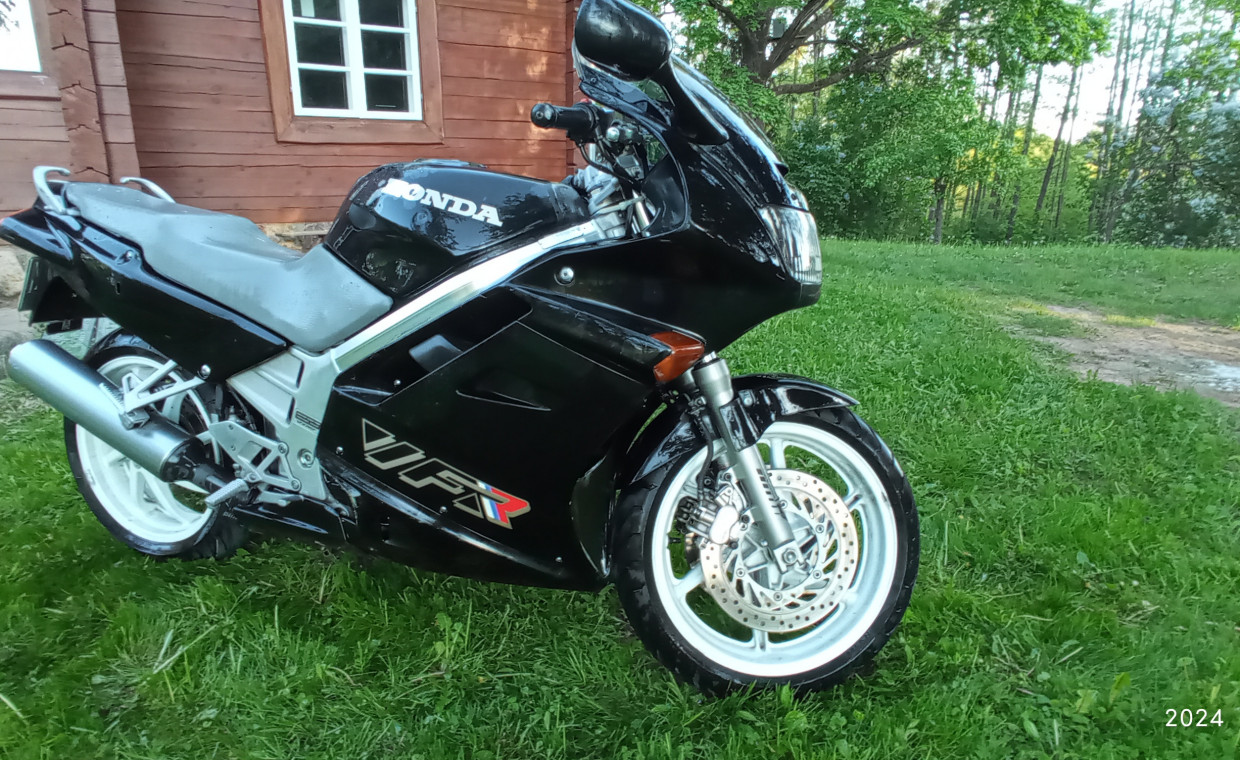 Motociklų nuoma, Honda VFR750 nuoma, Vilnius