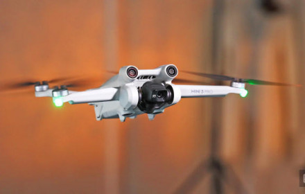 DJI Mini 3 Pro dronas su DJI RC pultu